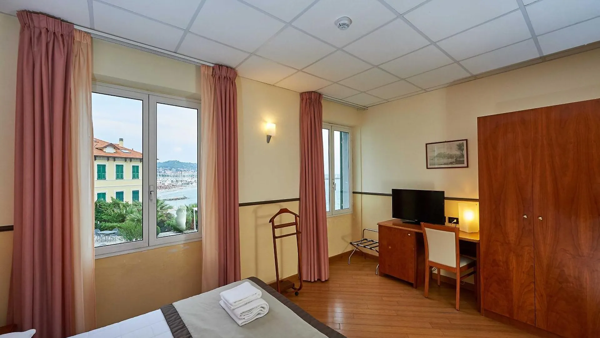 Hotel Corallo Imperia 3*,  Italy
